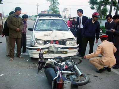 Xe máy đấu đầu ôtô